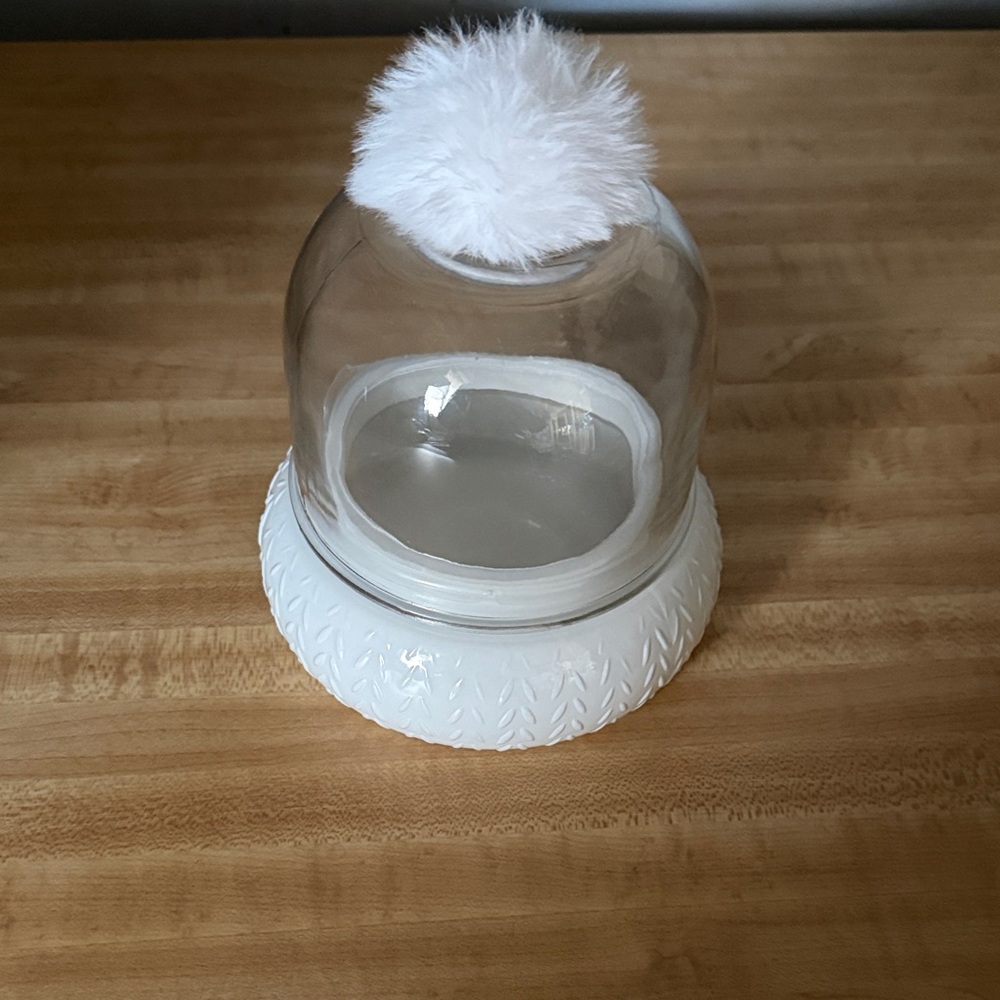 Snow globeWhite Glass Dome with Pom Pom